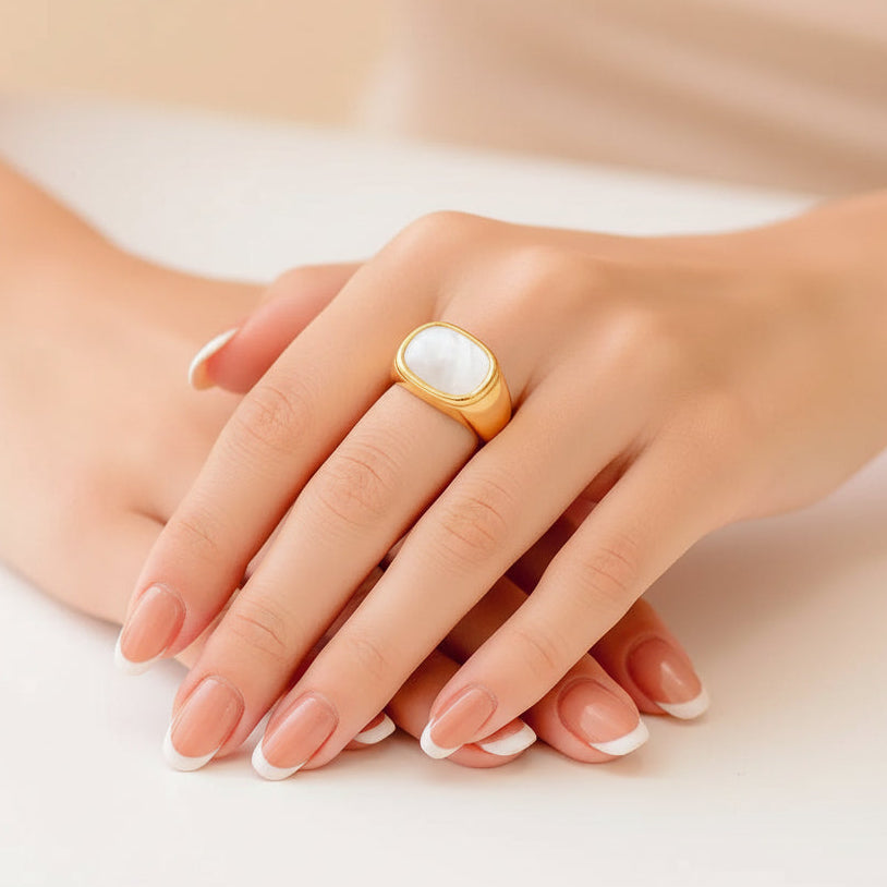 Lizzie - Square Shell Ring