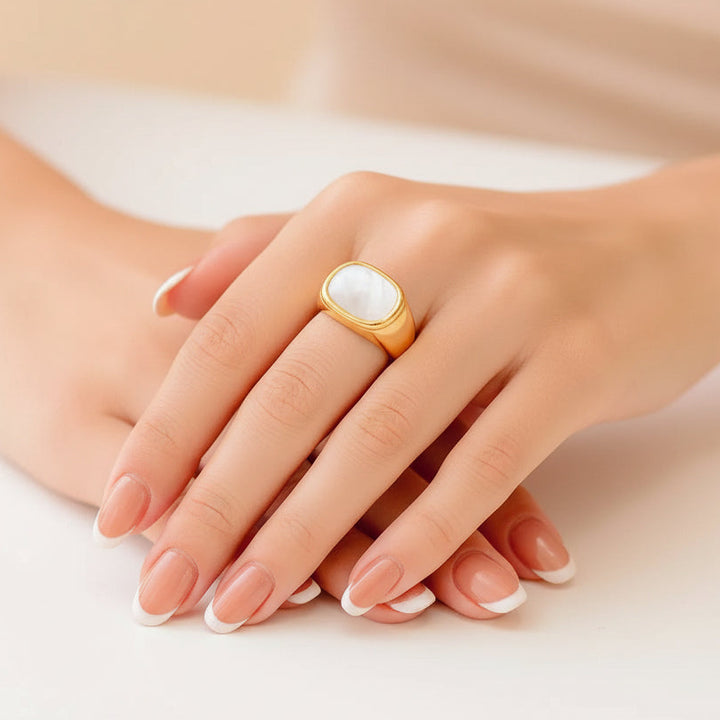 Lizzie - Square Shell Ring