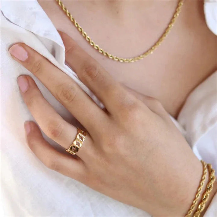 Priscilla - Loop Ring