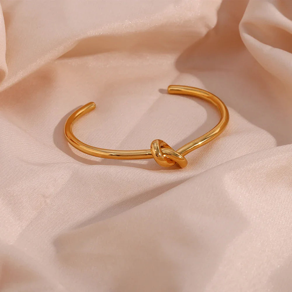 Leah - Knot Gold Bangle