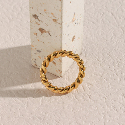 Kelly - Classic Twisted Ring