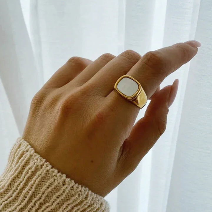 Lizzie - Square Shell Ring