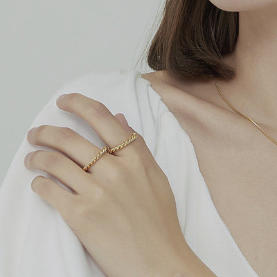Kelly - Classic Twisted Ring
